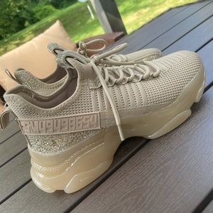 Steve Madden maxima rhinestone tan sneakers. Fits size 8 shoe size.